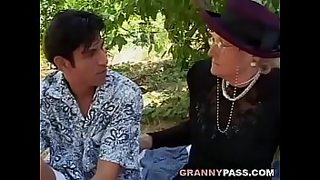 sexy milf seduces